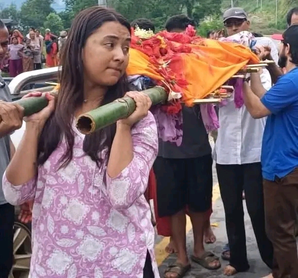बुवाकाे मृ’त्युपछि  छाेरीलेनै हाले घाटसम्म काँध ।